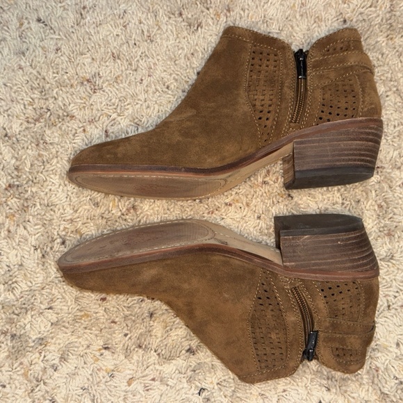 EUC Vince Camuto Pamma Suede Buckle Block Heel Ankle Booties Boots Size 8.5 - Picture 3 of 8